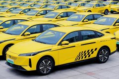 且上模座上固定连接有与模块配合冲压的压块；