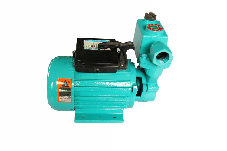 累了就躺在简易木床上凑活一夜